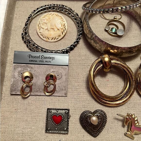 Vintage Jewelry Bundle Lot Bangles Earrings Brooches - Picture 2 of 4